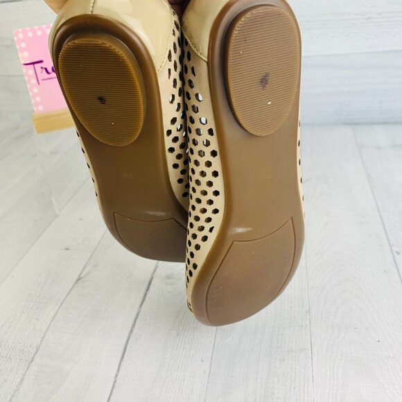 Vaneli Womens Scallop Cap Toe Patent Leather Perforated Beige Ballet Flat Sz 7 M - Picture 7 of 8